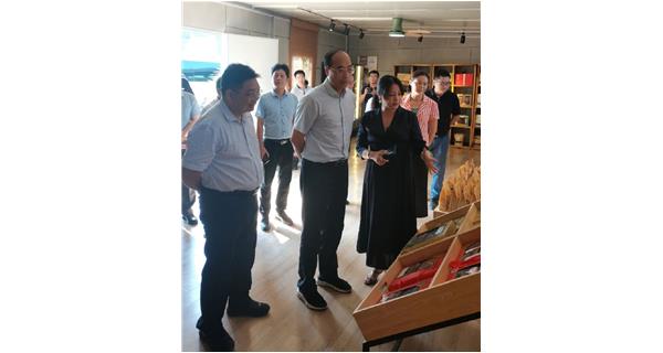 2021年9月18日上午，梧州市委副書(shū)記張惠強(qiáng)（中）在萬(wàn)秀區(qū)委副書(shū)記成杰（左）陪同下來(lái)到公司食用菌基地調(diào)研，了解農(nóng)業(yè)產(chǎn)業(yè)發(fā)展情況。張惠強(qiáng)強(qiáng)調(diào)，企業(yè)要發(fā)揮龍頭企業(yè)的帶動(dòng)作用，要將鄉(xiāng)村振興與食用菌產(chǎn)業(yè)有機(jī)結(jié)合，帶動(dòng)更多農(nóng)民投身到食用菌產(chǎn)業(yè)中去，通過(guò)鄉(xiāng)村產(chǎn)業(yè)發(fā)展賦能鄉(xiāng)村振興。