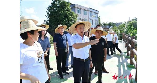 2022年6月23日下午，梧州市委書(shū)記蔣連生來(lái)到公司食用菌基地指導(dǎo)災(zāi)后恢復(fù)生產(chǎn)工作。